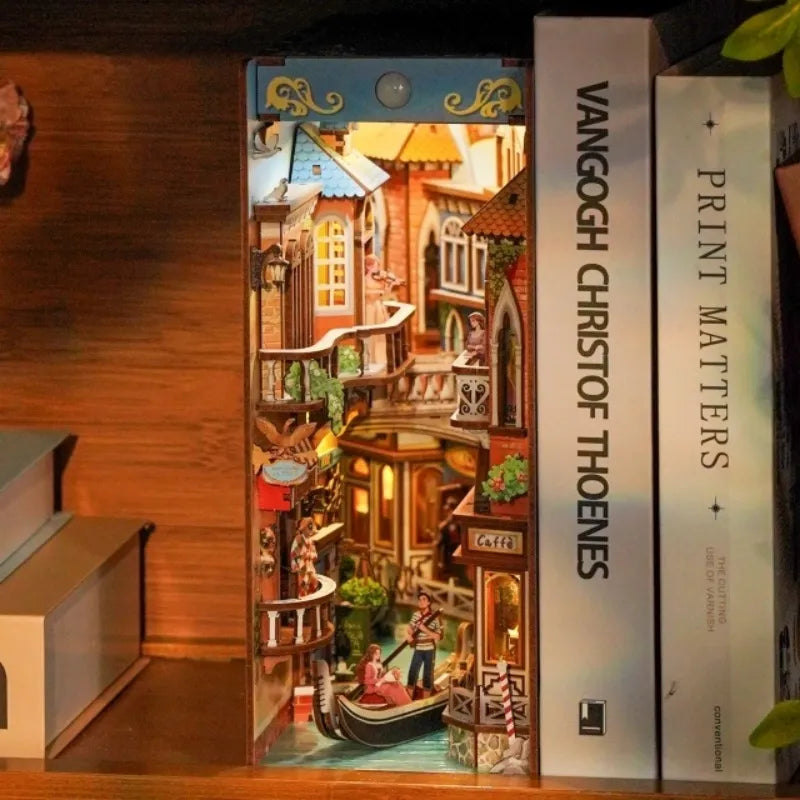 Book Nook - Venetian Dreams Gesamtansicht mit detaillierter Szenerie
