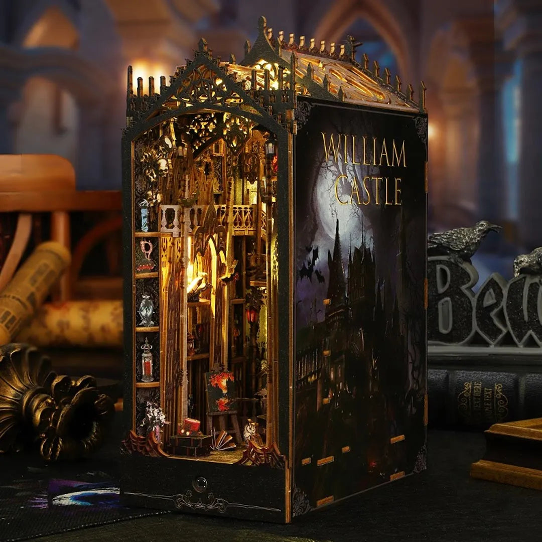 Diagonale Ansicht des Book Nook - William Castle mit vollem Lichteffekt