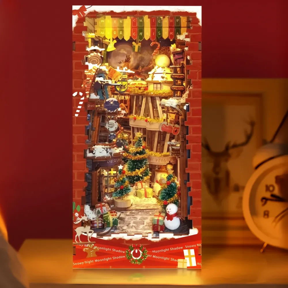 Vista frontale illuminata del Book Nook Christmas Snowy Night su sfondo rosso