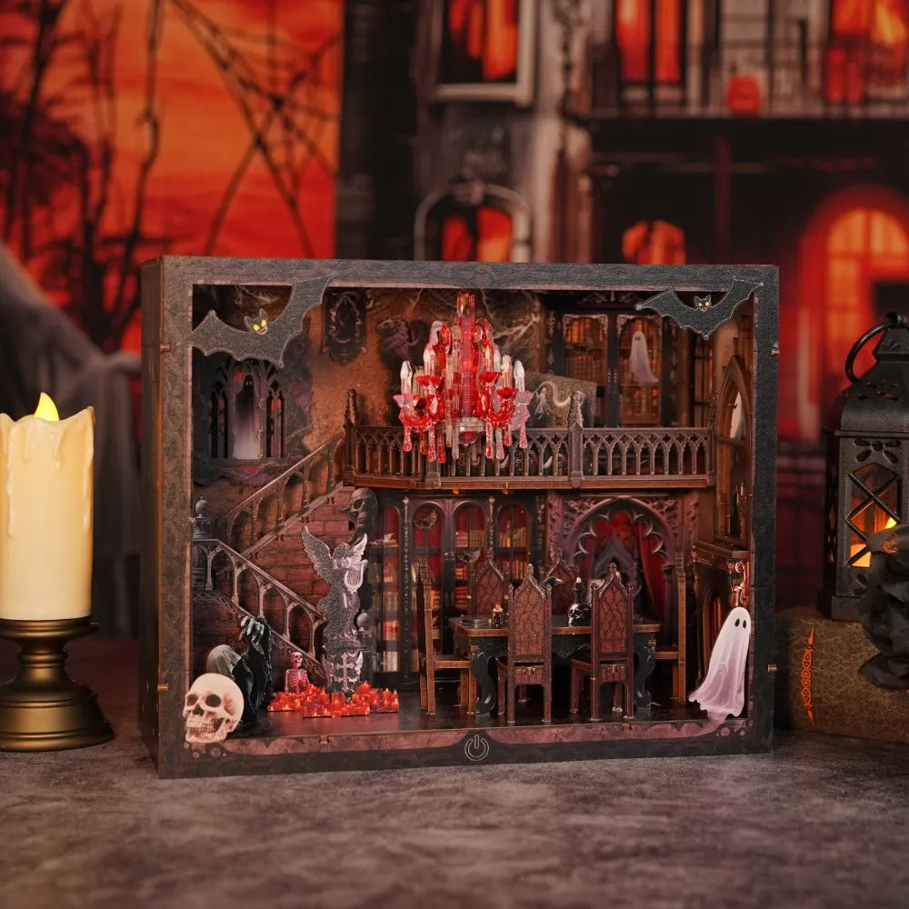 Seitliche Ansicht des Booknook - Dark Family mit gut sichtbaren Elementen