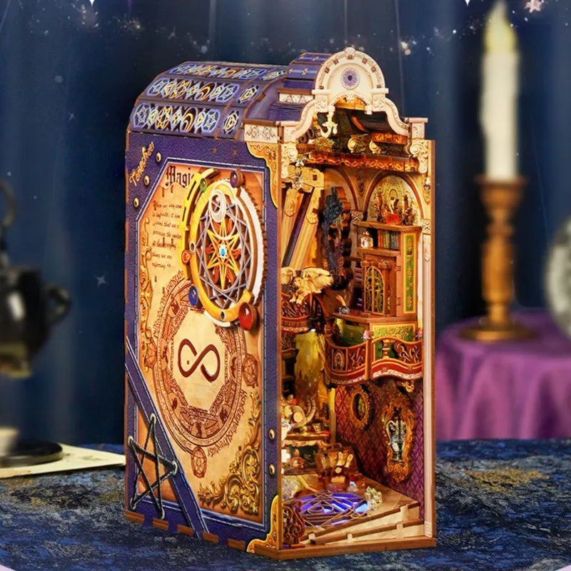Seitliche Ansicht des Book Nook - Magical Library mit gut sichtbaren Elementen