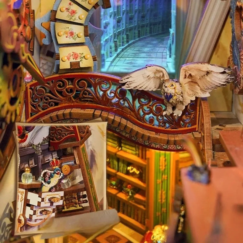 Detailansicht eines dekorativen Elements im Book Nook - Magical Library mit feinen Details