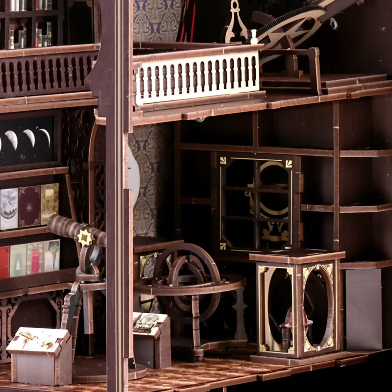 Telescopio e strumenti astronomici sui due livelli del Book Nook