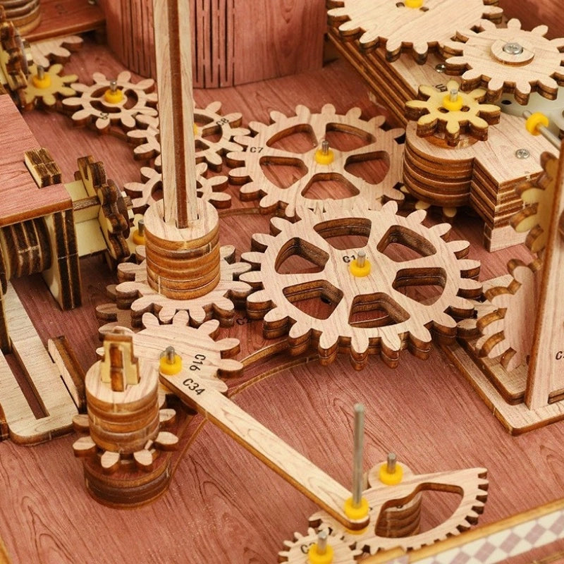 Detailansicht des Miniatur Haus Bausatz - Annecy Castle mit präzise geschnittenen Holzteilen aus hochwertigem Material