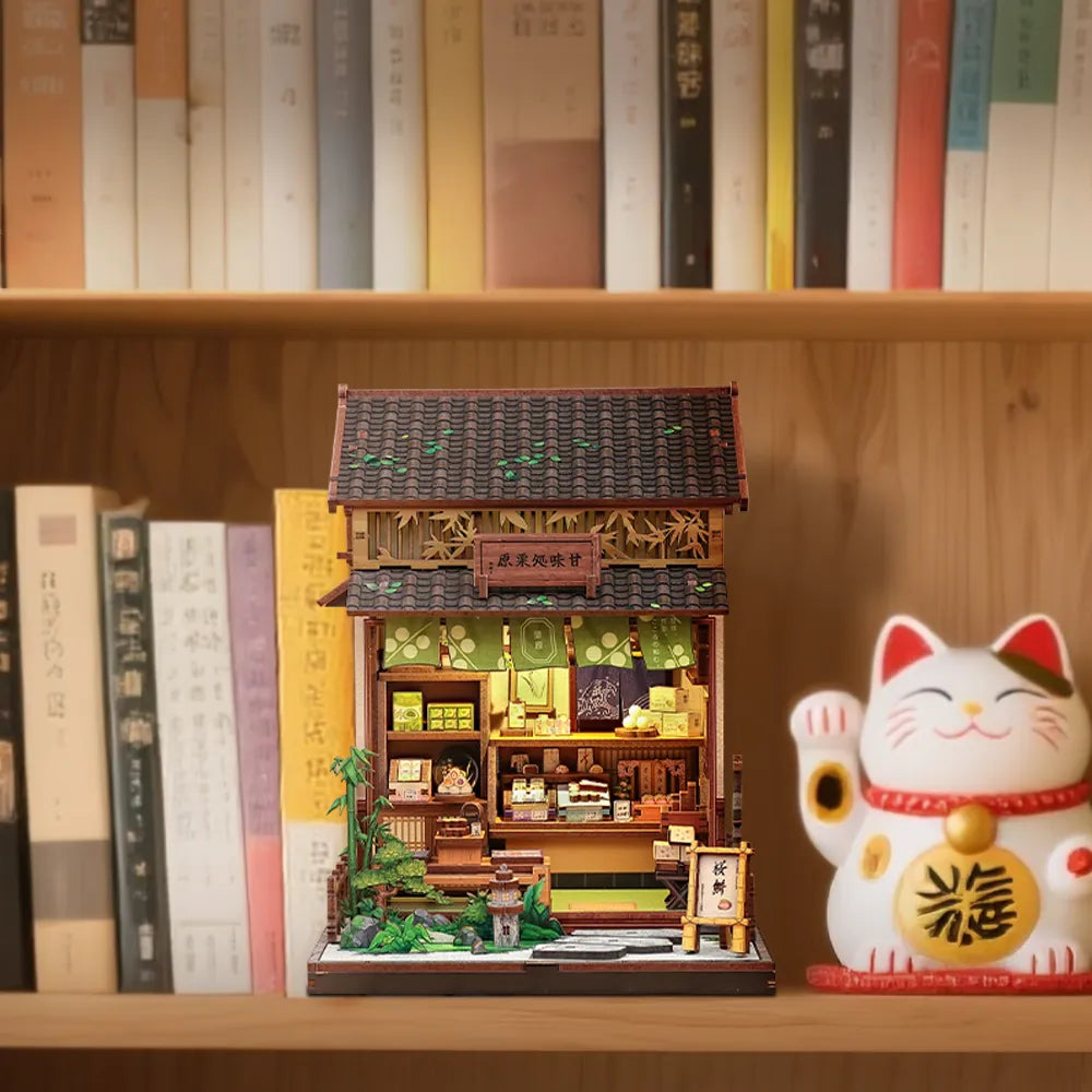 Book Nook - Kanmi-dokoro Kurihara dekorativ auf einem Schreibtisch platziert