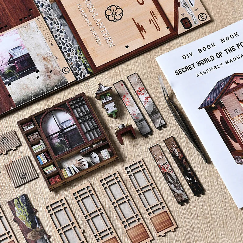 Nahaufnahme des Miniatur Haus Bausatz - Moss-Lantern Harmony Garden mit reichhaltigen Details