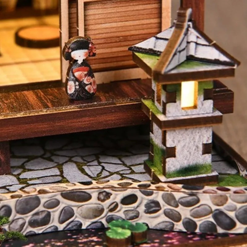 Nahaufnahme des Miniatur Haus Bausatz - Moss-Lantern Harmony Garden mit reichhaltigen Details