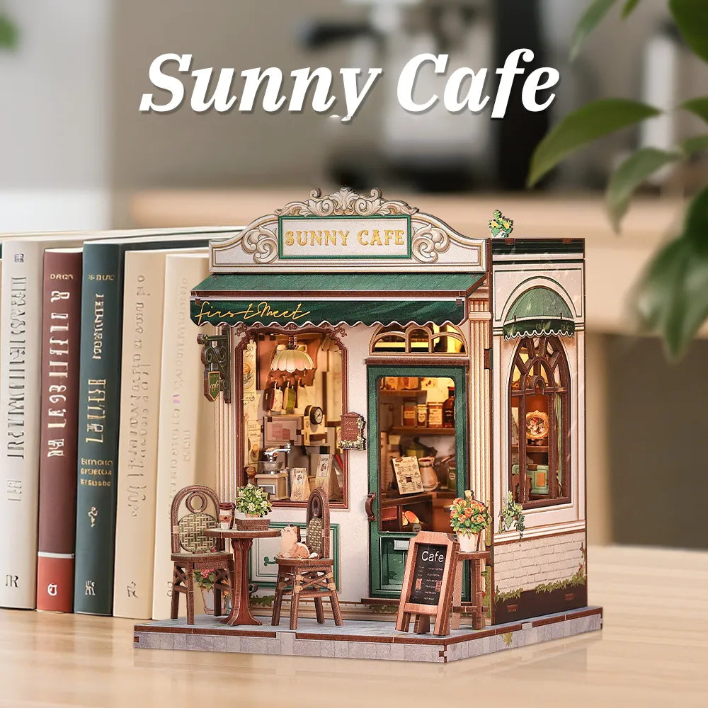 Miniatur Haus Bausatz - Sunny Cafe dekorativ auf einem Schreibtisch platziert