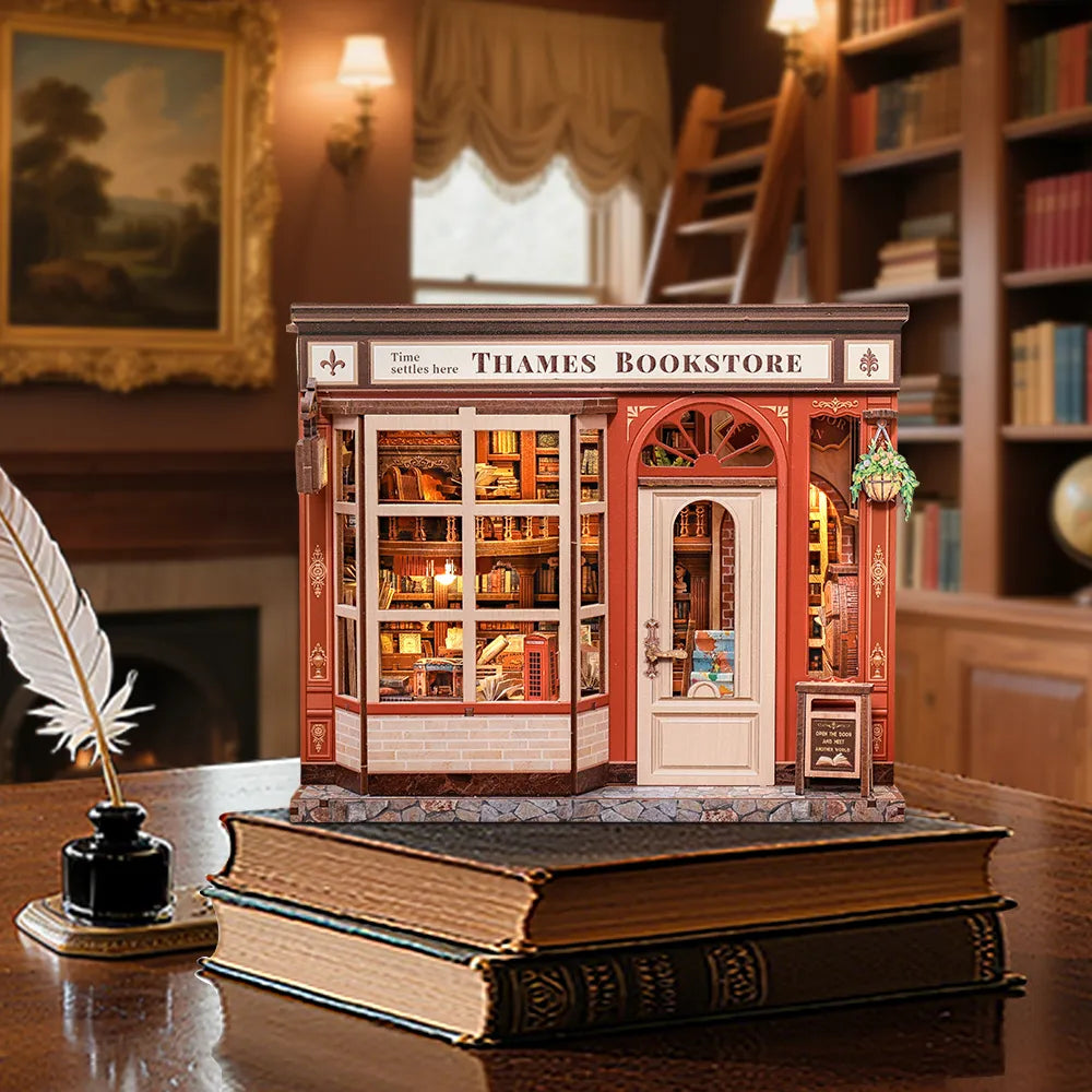 Miniatur Haus Bausatz - Thames Bookstore dekorativ auf einem Schreibtisch platziert
