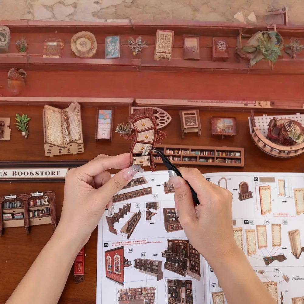 Detailansicht des Miniatur Haus Bausatz - Thames Bookstore mit präzise geschnittenen Holzteilen aus hochwertigem Material
