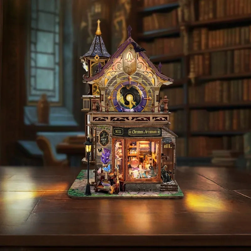 Miniatur Haus Bausatz - Time Magic Club dekorativ auf einem Schreibtisch platziert