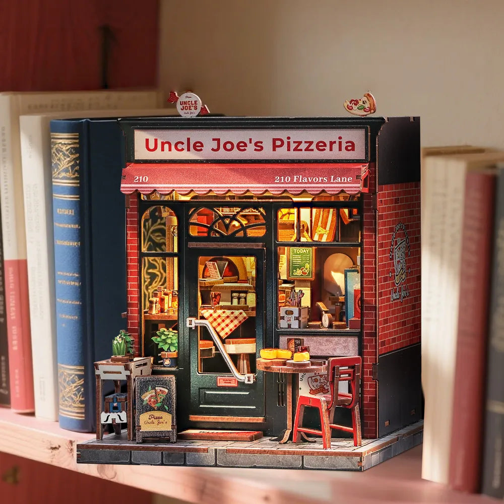 Miniatur Haus Bausatz - Uncle Joe's Pizzeria dekorativ auf einem Schreibtisch platziert