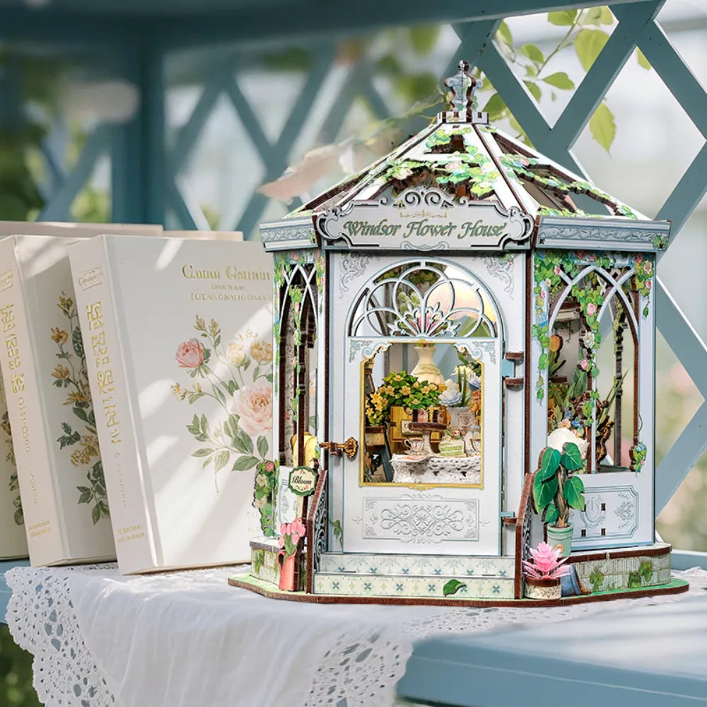 Seitliche Ansicht des Miniatur Haus Bausatz - Windsor Flower House mit gut sichtbaren Elementen
