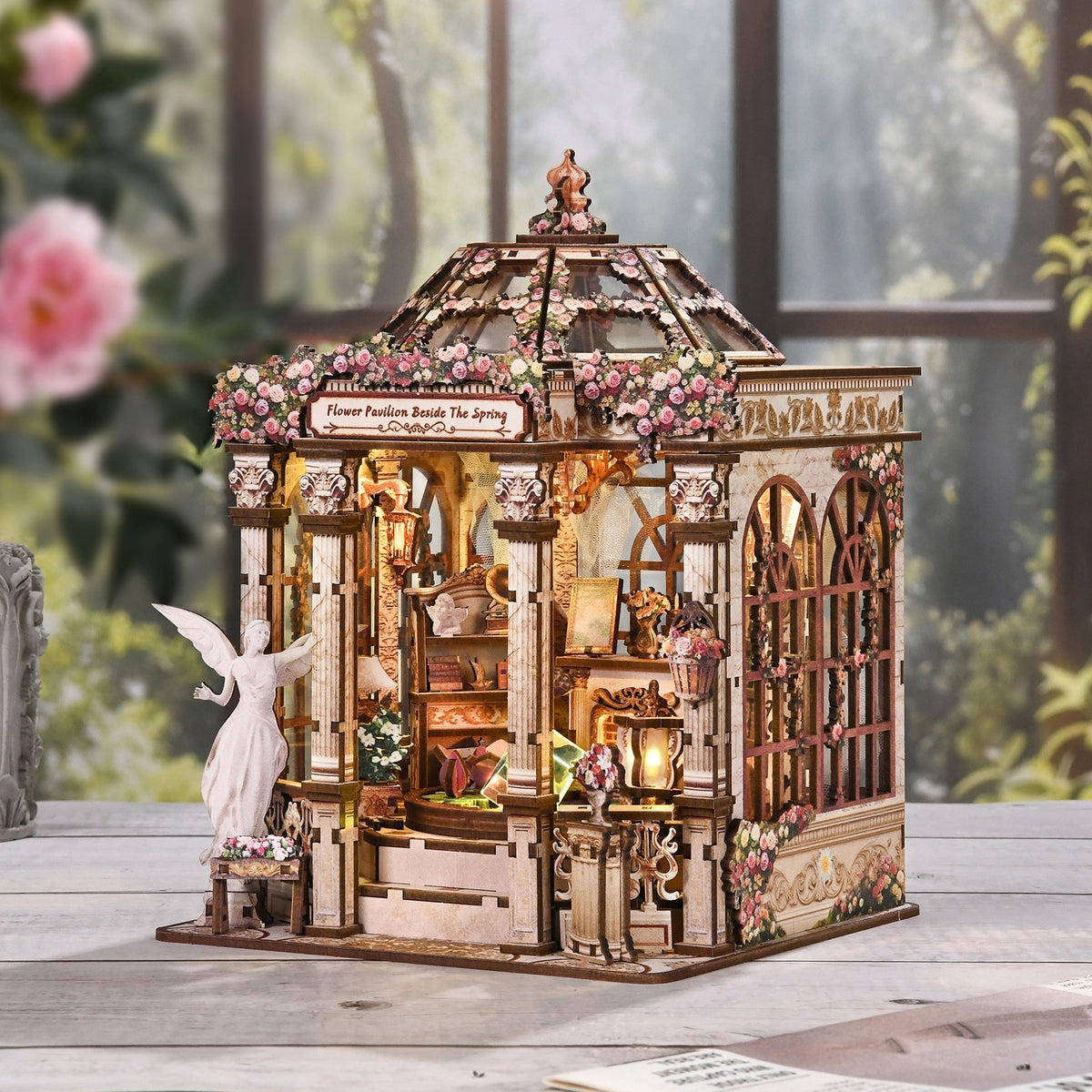 Flower Pavilion Beside The Spring – Pavillon von der Seite mit sichtbarem Innenraum