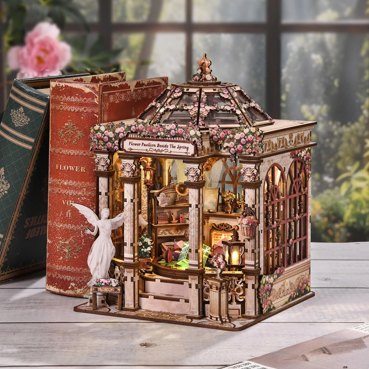 Flower Pavilion Beside The Spring – Modell neben Büchern als Größenvergleich