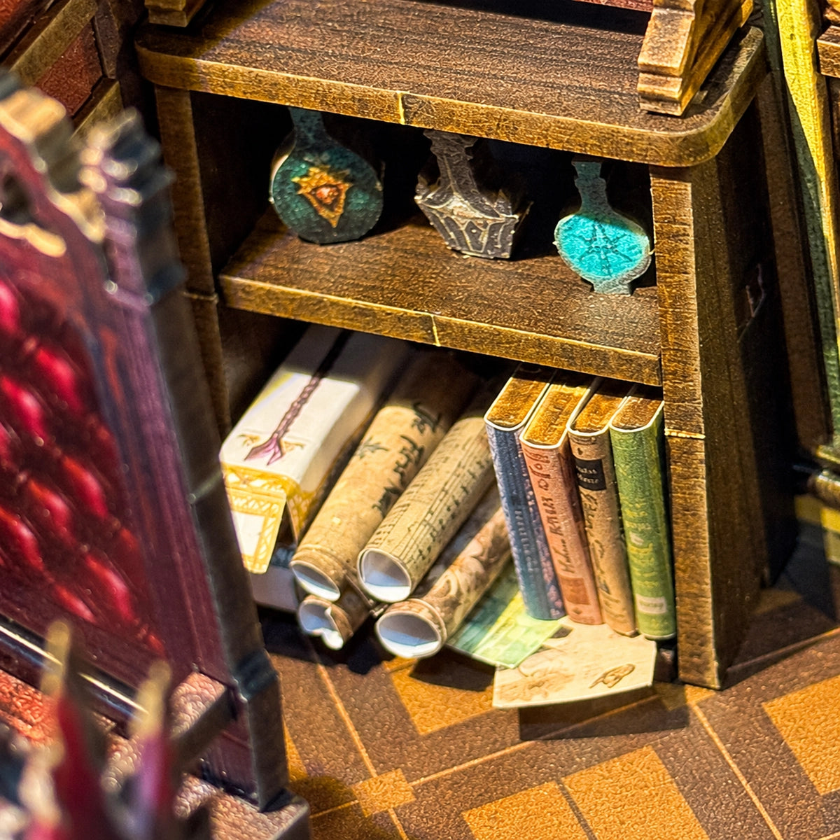 Scaffale con fogli arrotolati, libri e recipienti colorati
