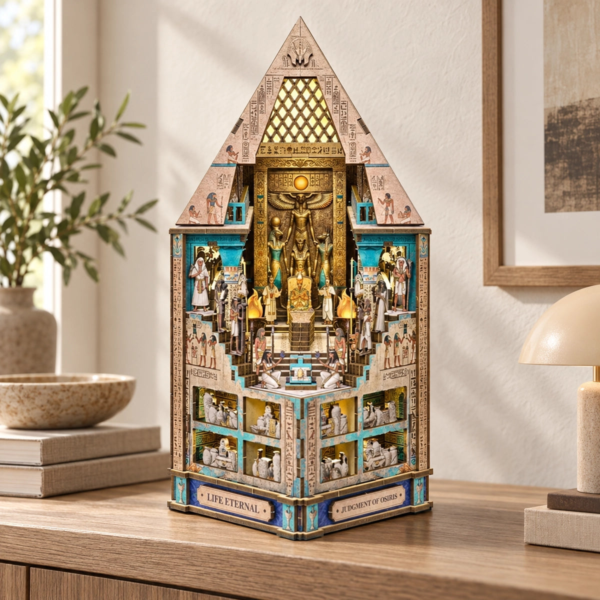 Miniatura Hall of Eternity inspirowana Egiptem na komodzie