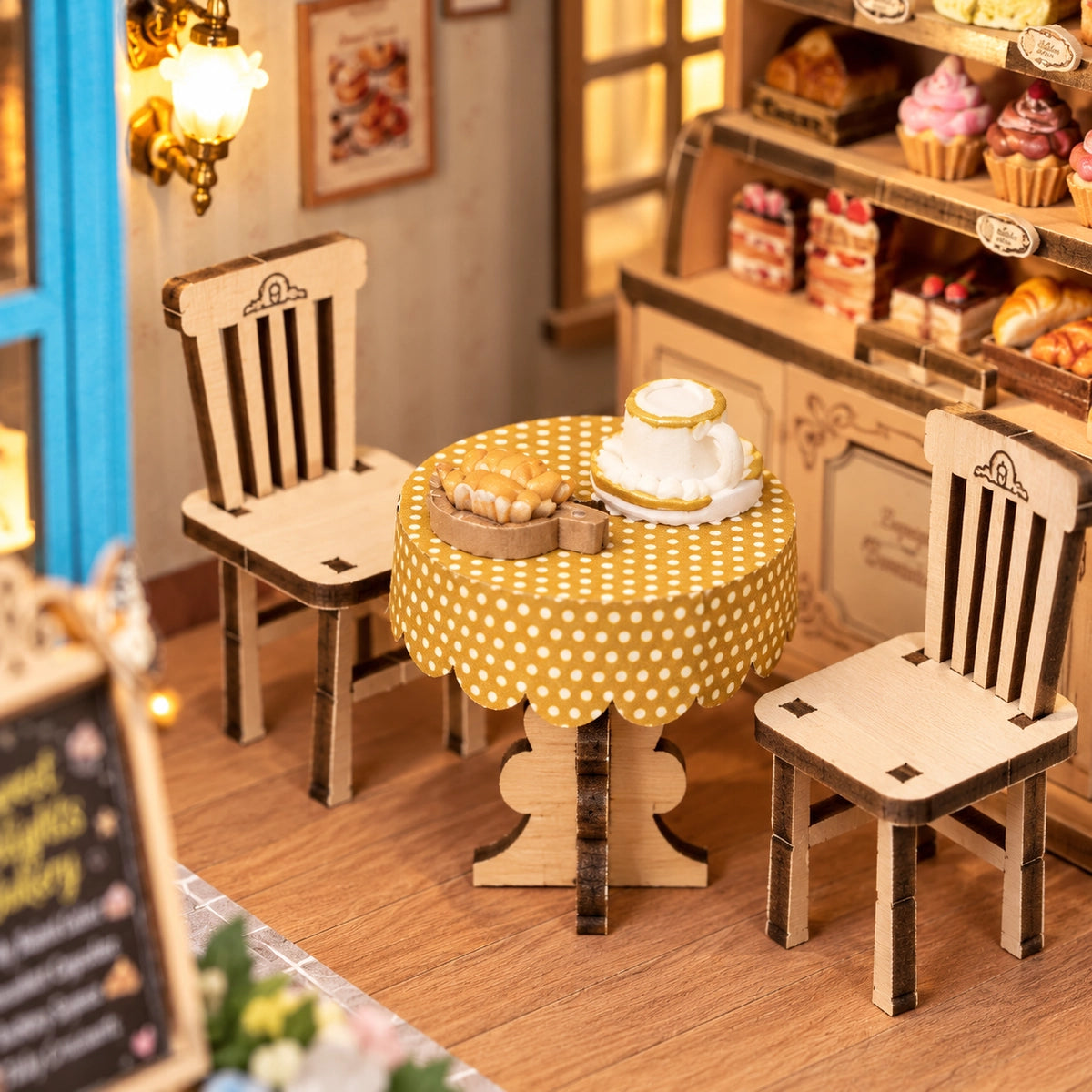 Kleiner Tisch mit Torte und zwei Stühlen