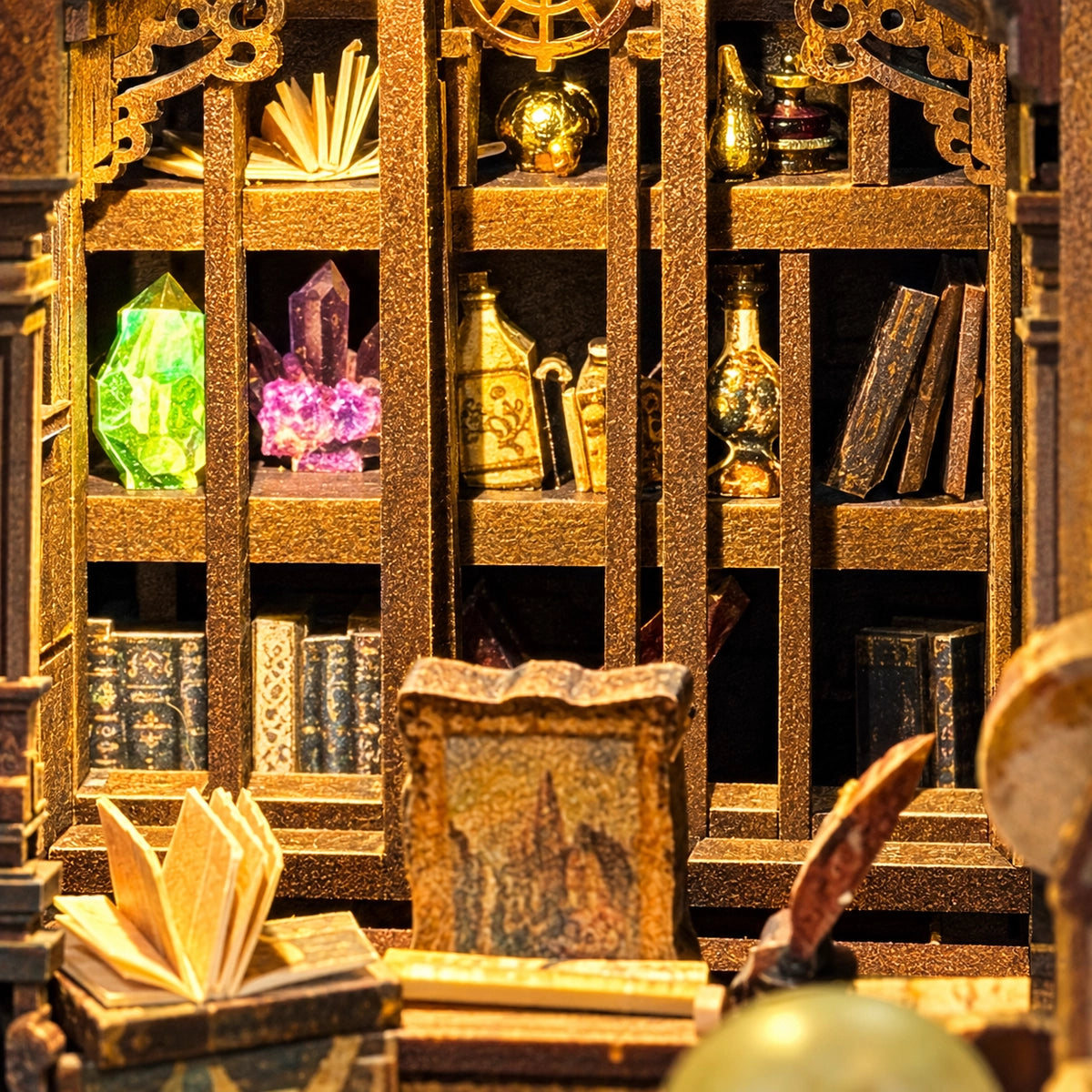 Scaffale con libri e forme di cristallo verdi e viola