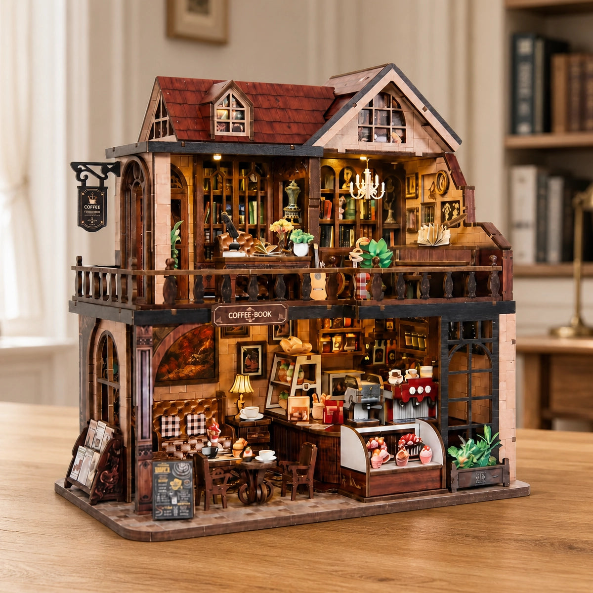 Seitliche Ansicht des Miniatur-Cafés mit Bibliothek und Balkon