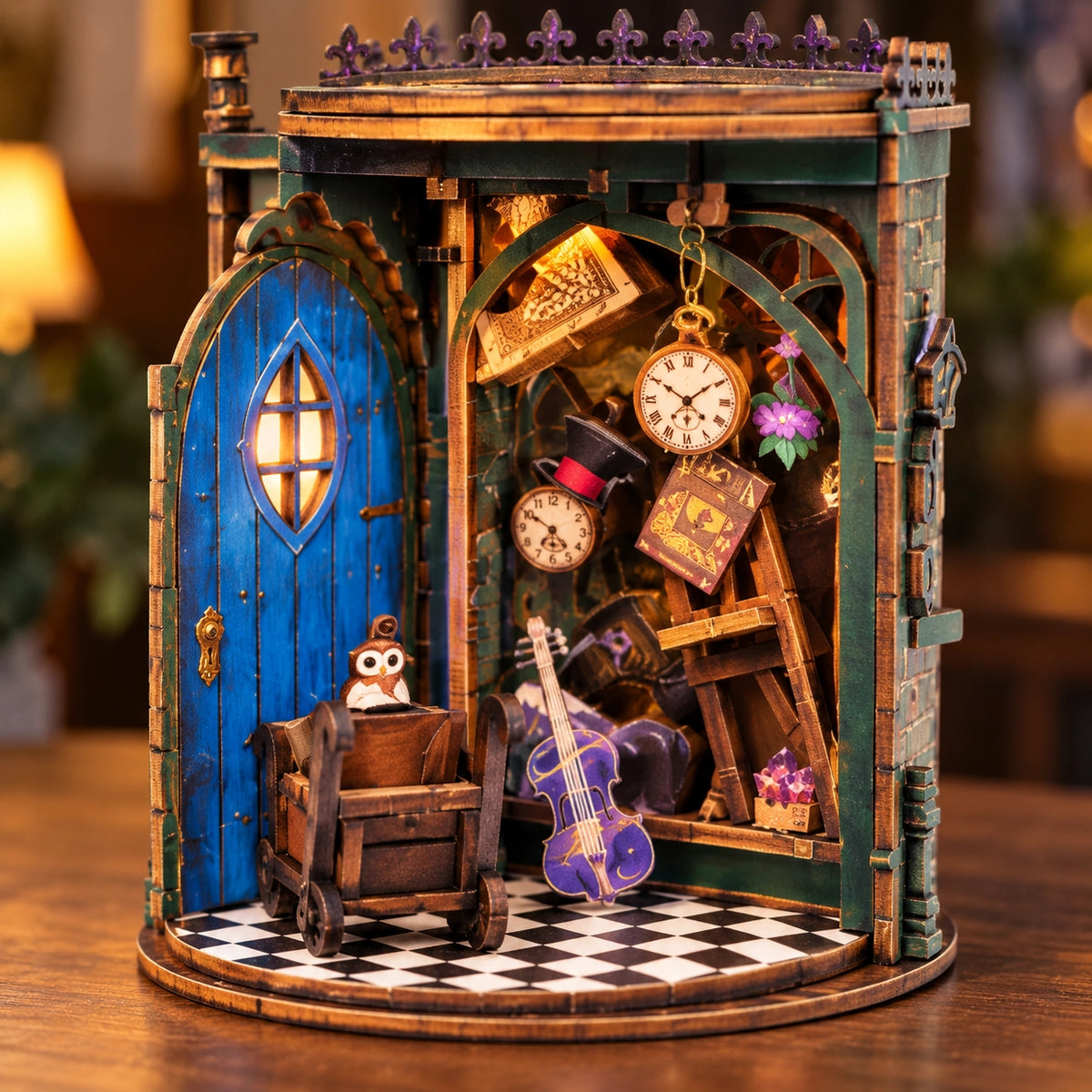 Stanza laterale con porta blu, orologi, valigie e violino viola