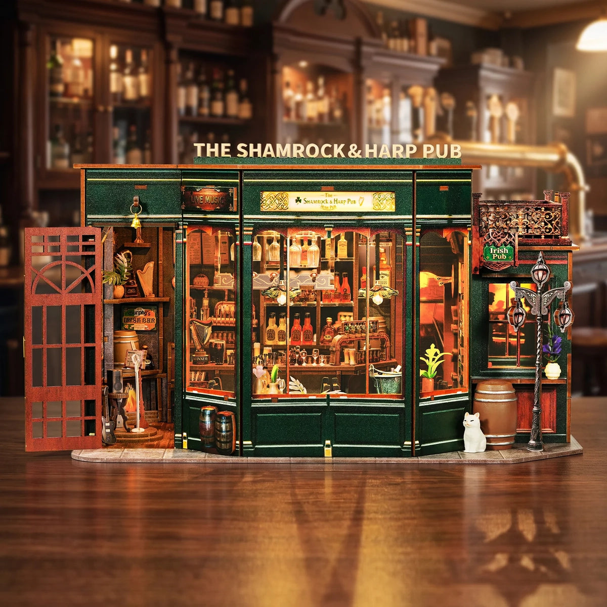 Shamrock & Harp Pub mit grüner Fassade, großer Fensterfront und Straßenlaterne