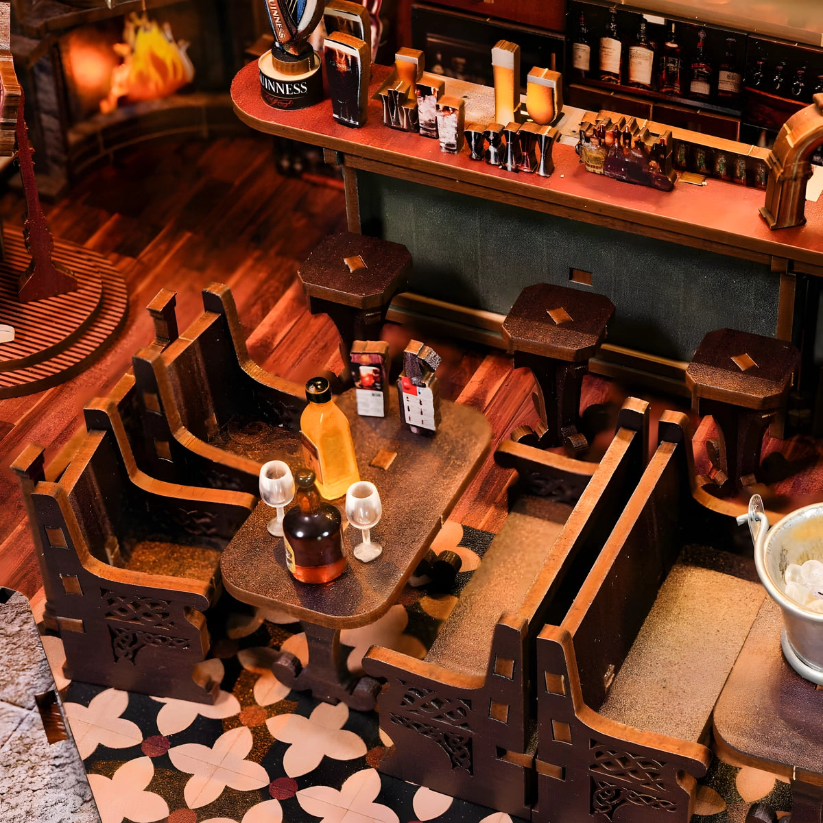 Tische, Stühle und Barhocker im Miniaturpub