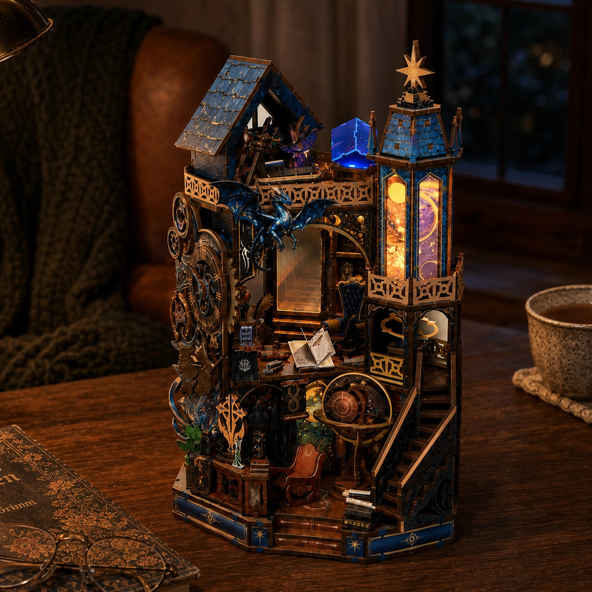 Starfall Spire mit beleuchtetem Turm, Drachenfigur und offener Zauberwerkstatt