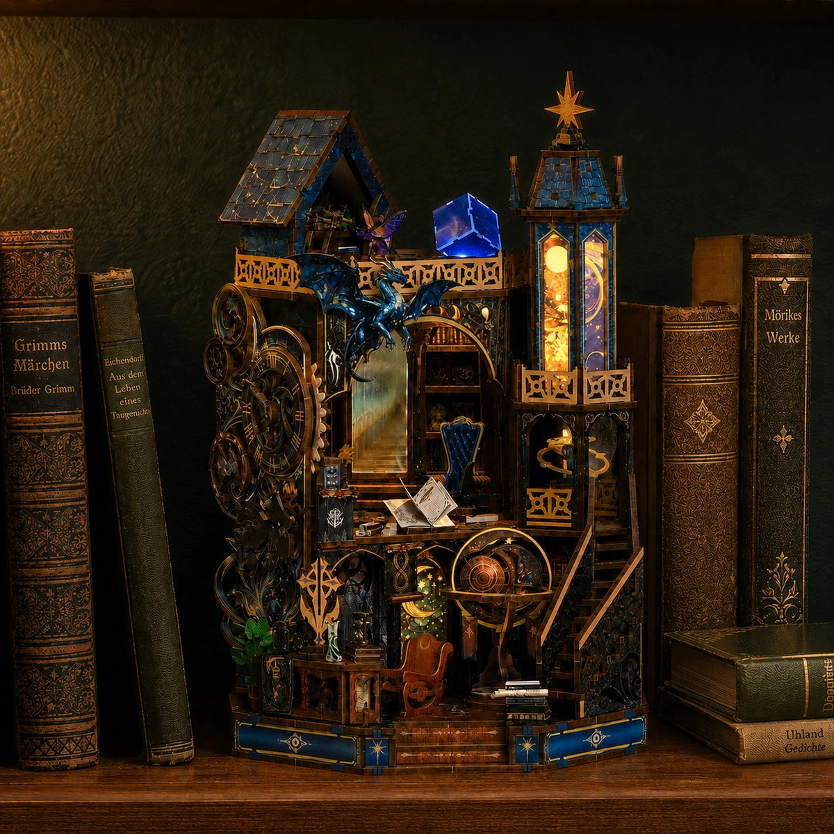 Starfall Spire Miniaturturm zwischen Büchern mit sichtbarem Spiegeleffekt
