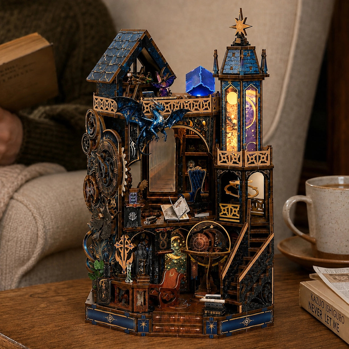 Starfall Spire auf einem Tisch mit Blick auf Treppe, Schreibtisch und Drachenfigur
