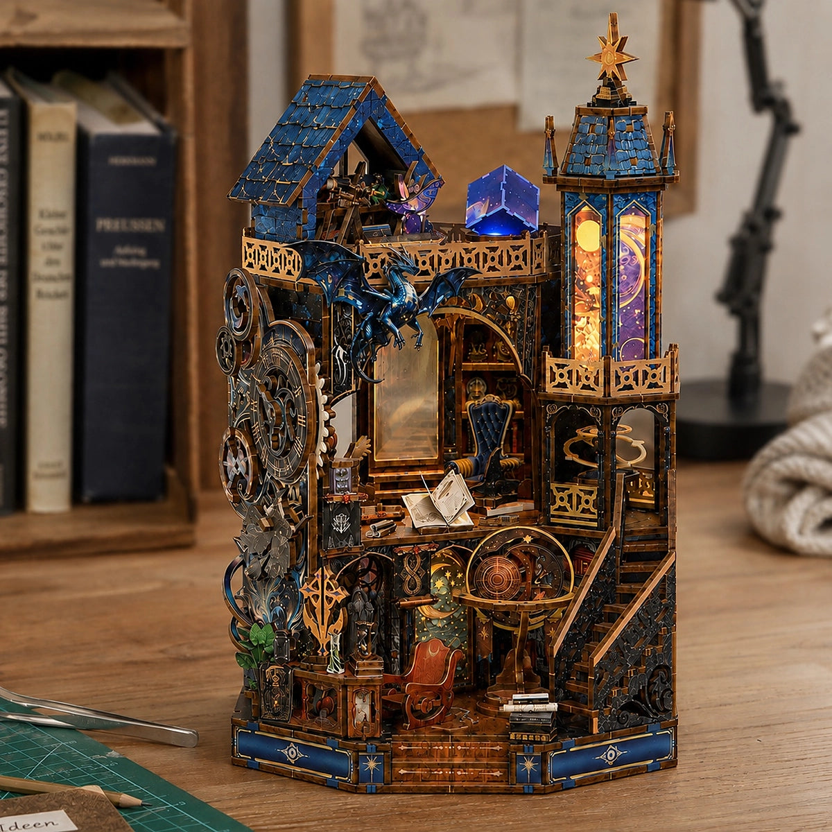 Starfall Spire auf einem Basteltisch mit blauen Dächern und goldfarbenen Geländern