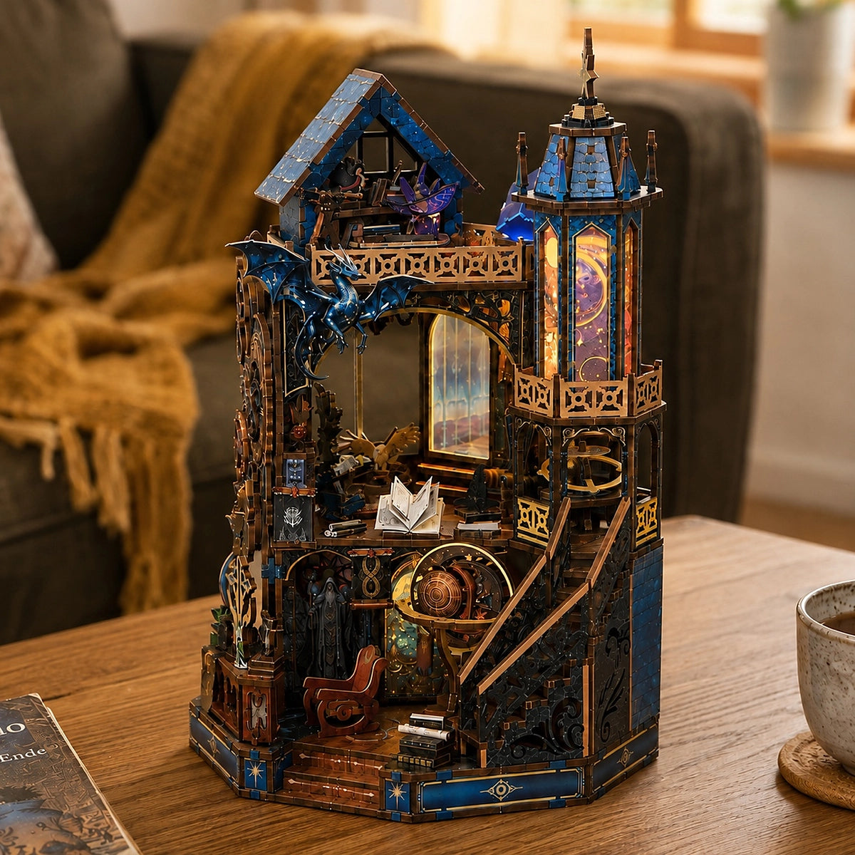 Starfall Spire aus seitlichem Blickwinkel mit Spiegelreflexionen und Himmelsmodell