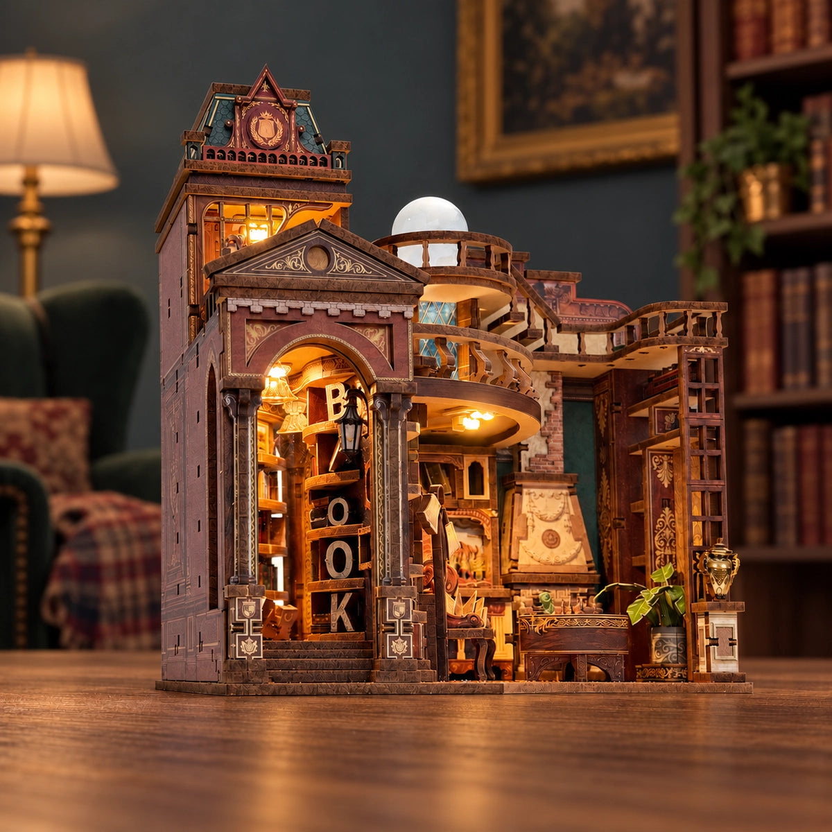 Biblioteca di lato con arco d'ingresso e libri