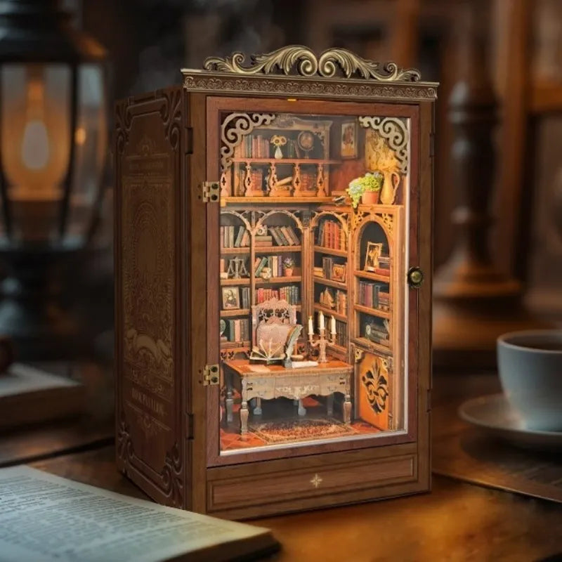 Seitliche Ansicht des Miniatur Haus - Time Book House mit gut sichtbaren Elementen