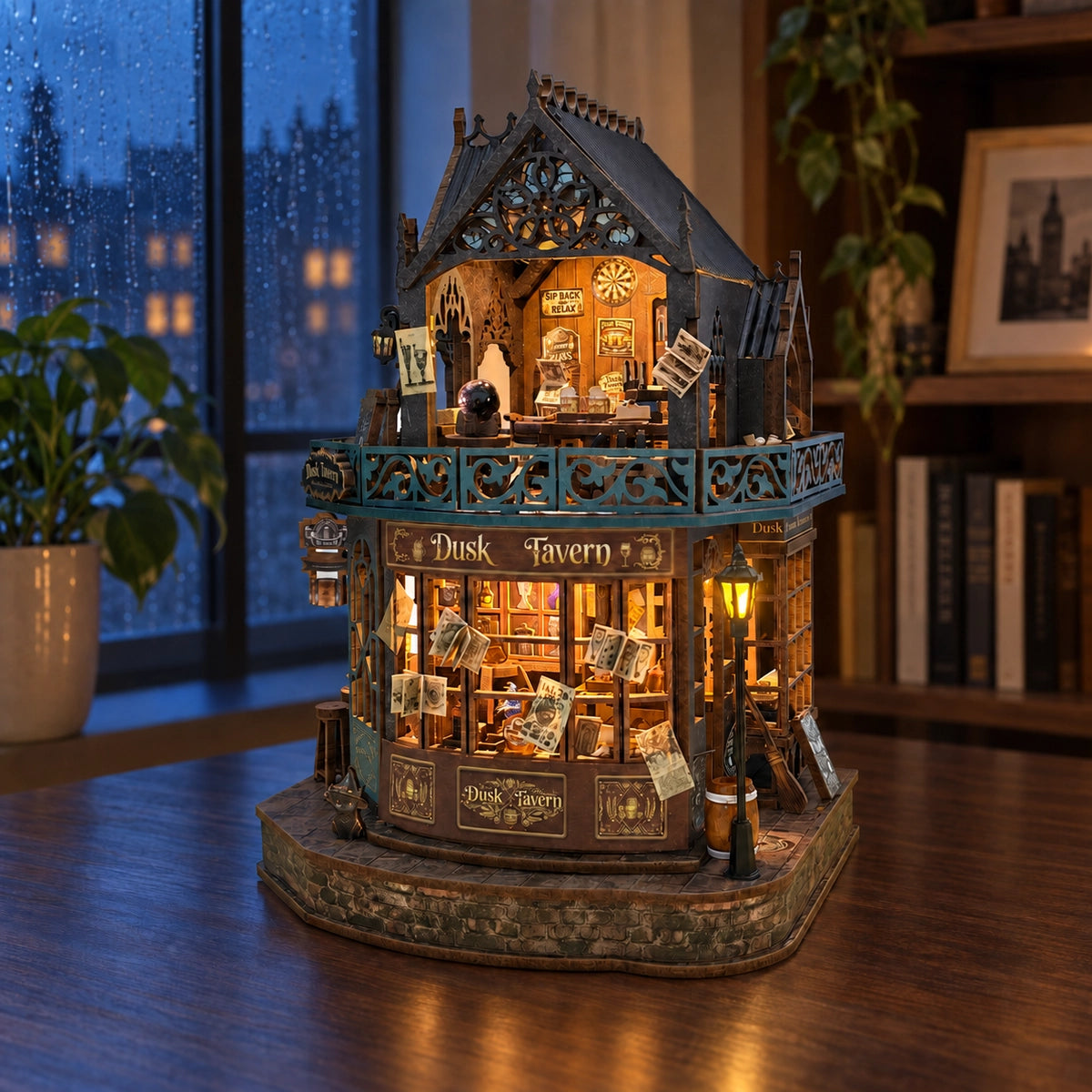 Beleuchtete Twilight Tavern vor einem abendlichen Fenster