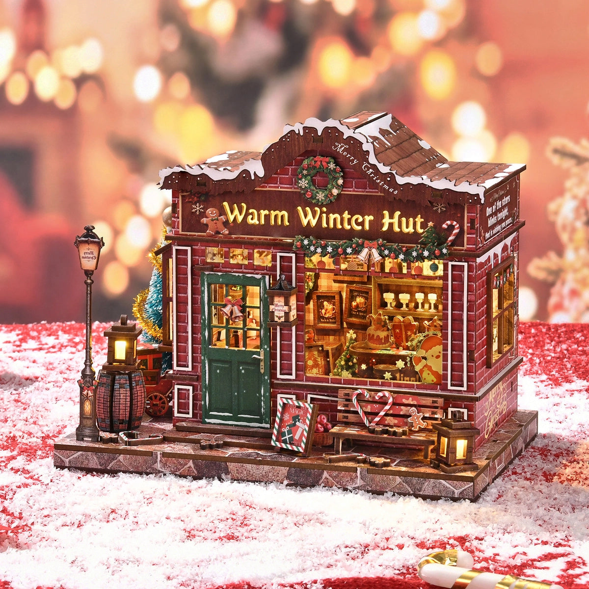 Vorderansicht der Warm Winter Hut mit grüner Tür und Theke