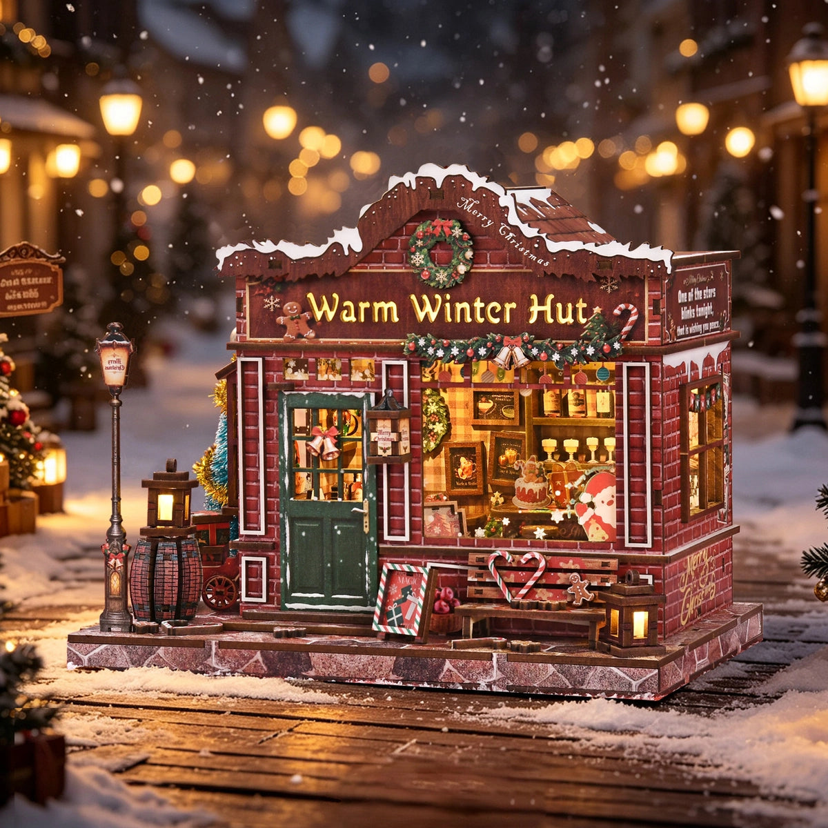 Beleuchtete Warm Winter Hut in einer verschneiten Abendszene