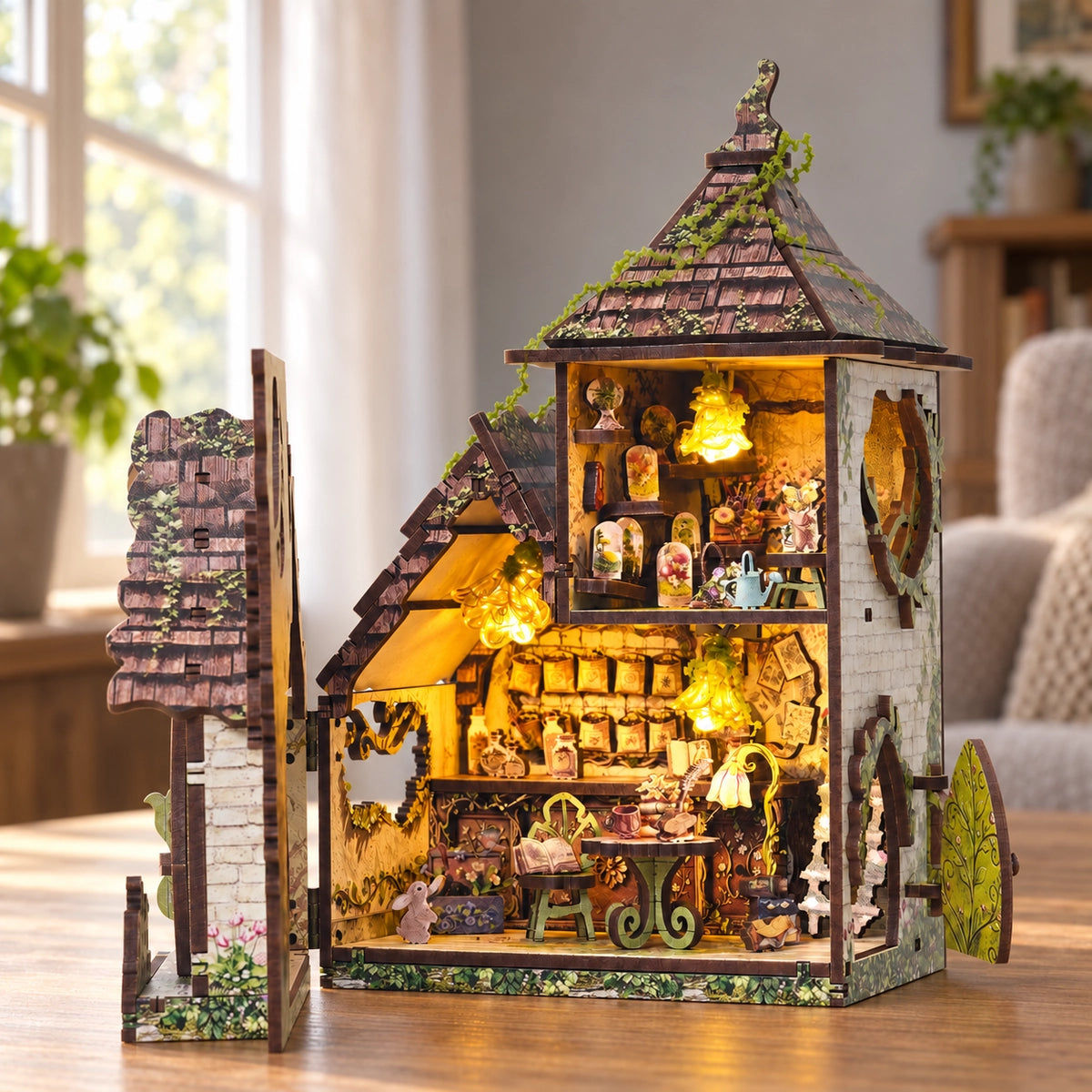 Geöffnetes Woodland Haven mit Lesetisch, Regalen und Blütenlampen