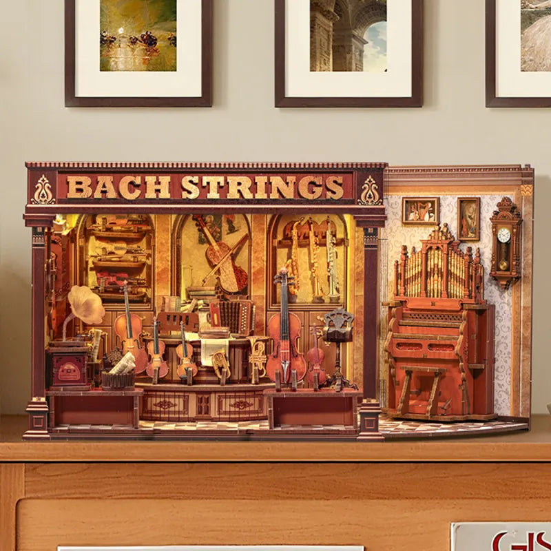 Miniature Haus - Bach Strings dekorativ auf einem Schreibtisch platziert
