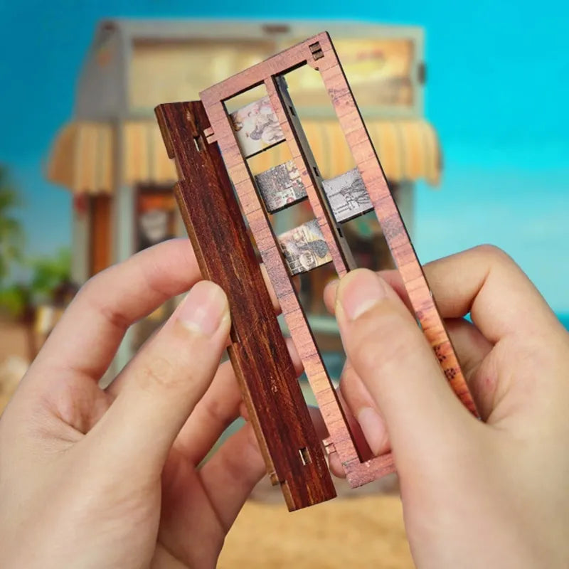 Detailansicht des Miniature Haus - The Last Drop mit präzise geschnittenen Holzteilen aus hochwertigem Material