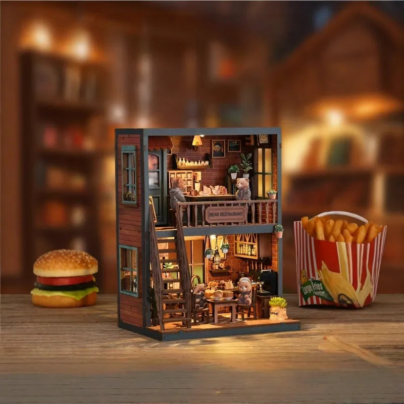 Seitliche Ansicht des Miniature House - Bear Restaurant mit gut sichtbaren Elementen