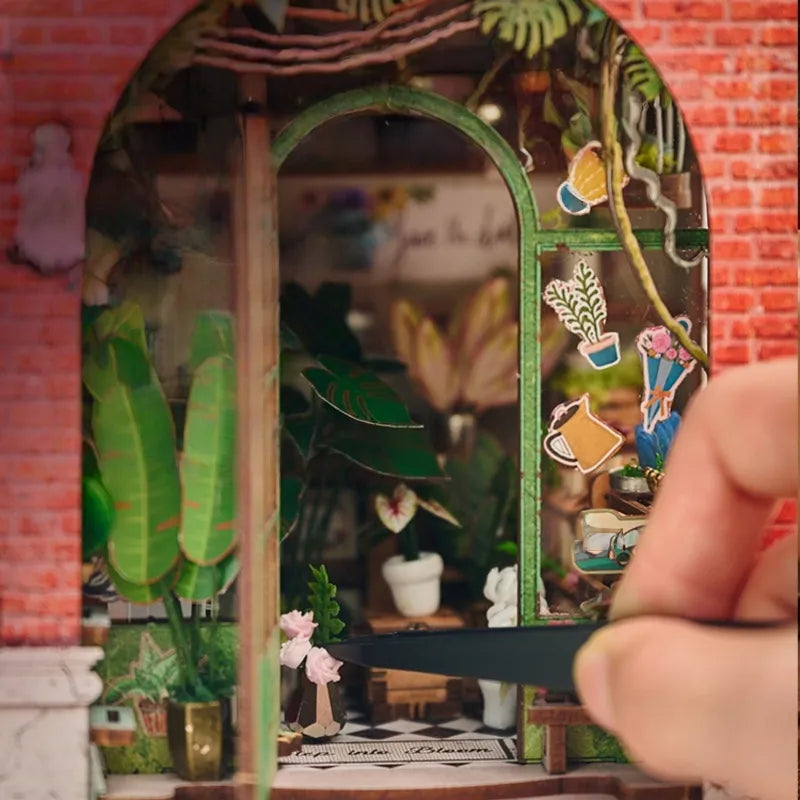 Nahaufnahme des Miniature House - Blossomary Atelier mit reichhaltigen Details