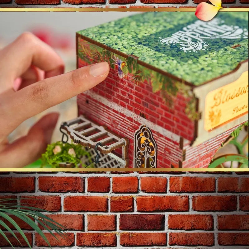 Nahaufnahme des Miniature House - Blossomary Atelier mit reichhaltigen Details