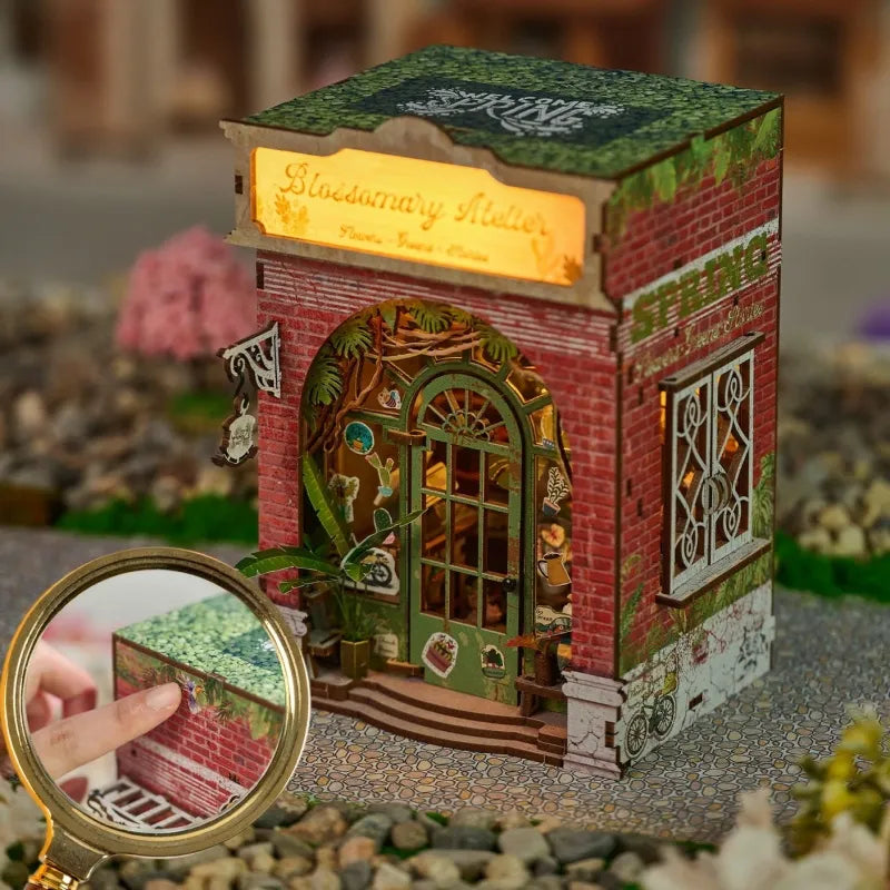 Seitliche Ansicht des Miniature House - Blossomary Atelier mit gut sichtbaren Elementen