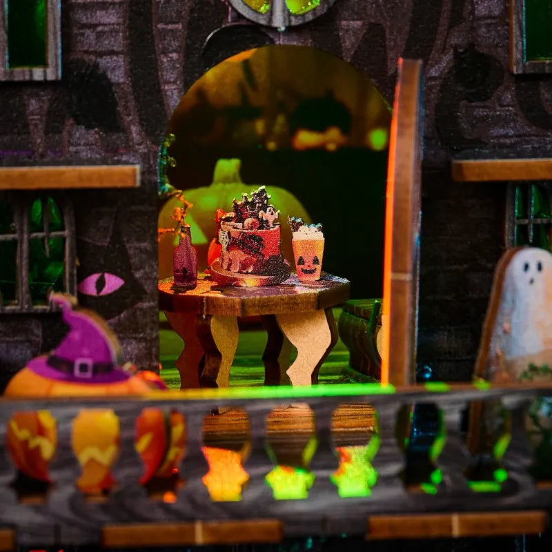 Nahaufnahme des Miniature House - Halloween Night mit reichhaltigen Details