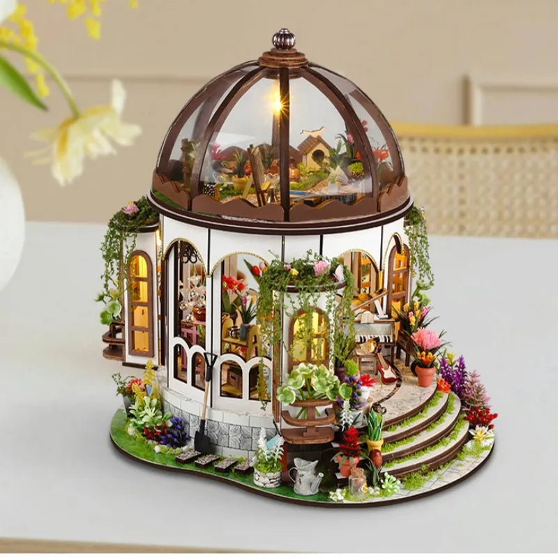 Seitliche Ansicht des Miniature House - Hanging Garden mit gut sichtbaren Elementen