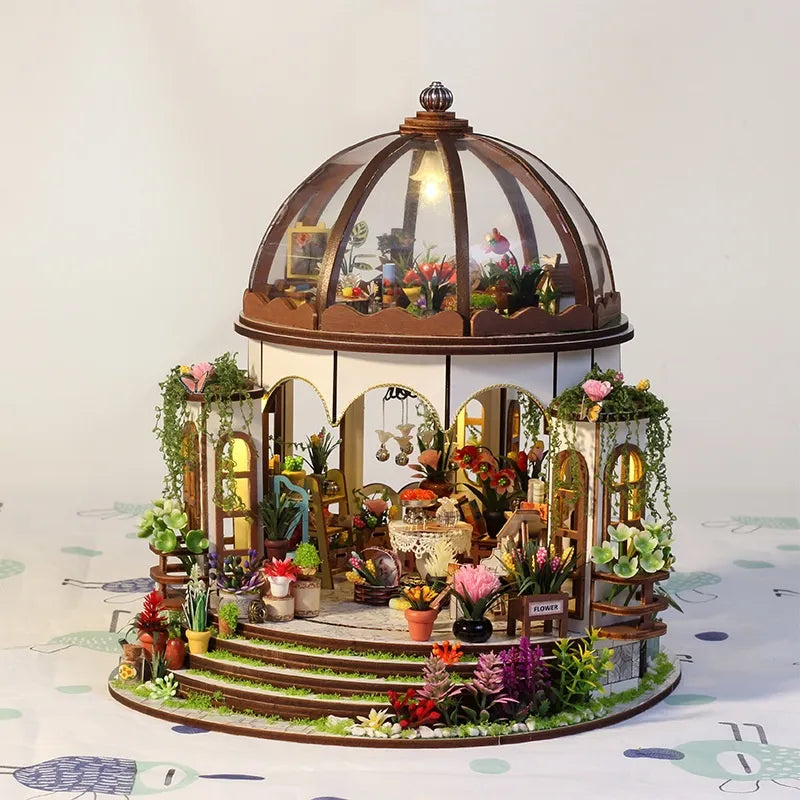 Seitliche Ansicht des Miniature House - Hanging Garden mit gut sichtbaren Elementen