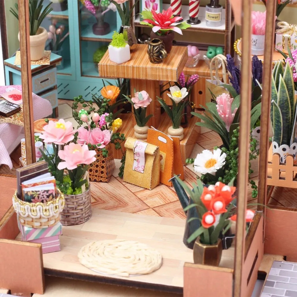 Tavolo da lavoro circondato da fiori e vasi
