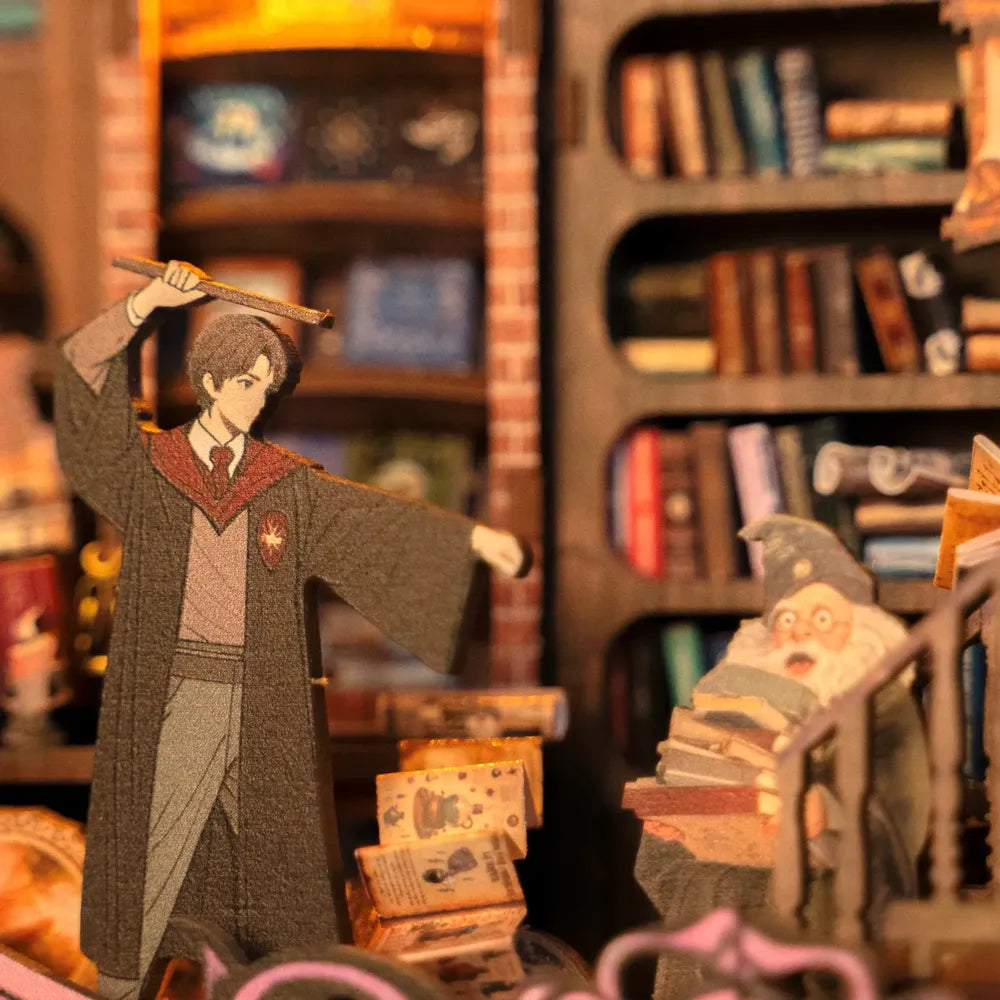 Vista ravvicinata della biblioteca magica su più livelli dentro la cornice