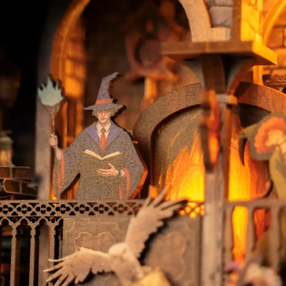 Magic Library in cornice rotonda esposta su un mobile accanto ai libri